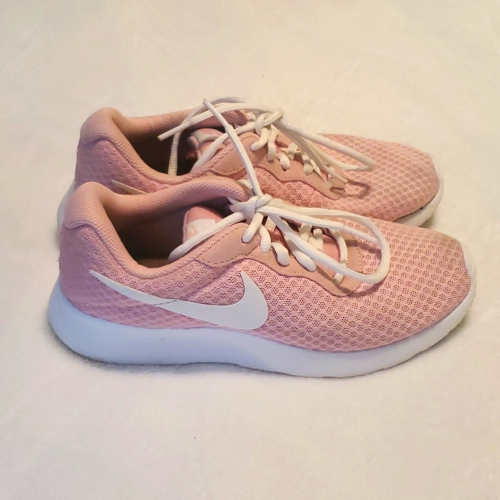Womens pink Nike super comfy . Good used condition  Size 6